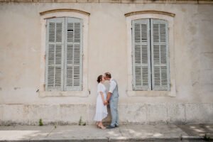 couple marries pret de avignon en provence dehor de une eglise