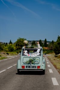 photographe mariage avignon provence paca voiture que se va dans lle blue du ciel au milieu de campagne