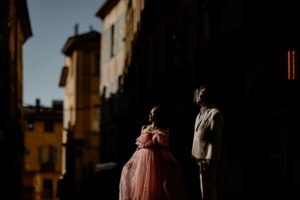 seance fiancailles en aix en provence lumiere naturelle