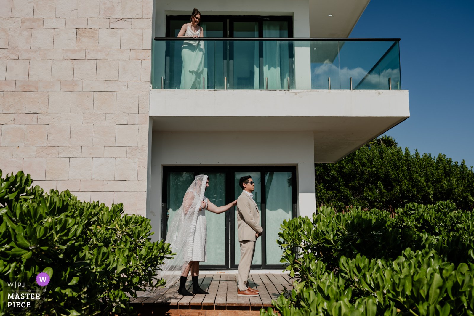 Premier regard surprenant entre les mariés, la mariée observant depuis le balcon — photo WPJA Masterpiece