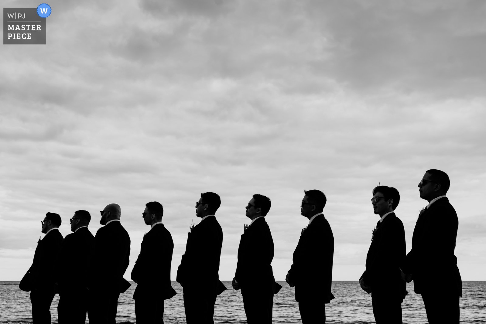 Silhouettes des témoins alignés face à la mer au coucher du soleil — photo récompensée WPJA Masterpiece