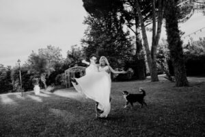 les marries arrivent a la reception du mariage en provence