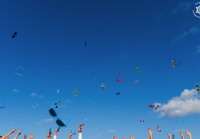 Bouquet toss against the blue sky, Fotografos de Boda award Round 42