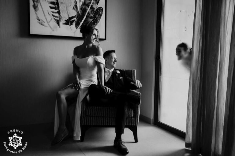 Bride and groom in black and white, Fotografos de Boda award Round 44